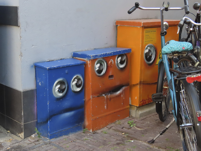 902538 Afbeelding van drie elektriciteitskastjes bij de ingang van de Doelenstraat bij de Twijnstraat te Utrecht, ...